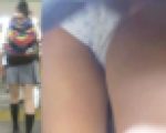 パンチラ盗撮 制服女子 白い水玉柄パンツ丸見え