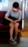 【ナマ脚にぬりぬり】あどけない女子大生がナマ脚に日焼け止めを塗りこむ