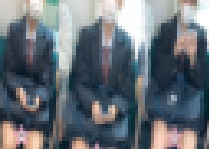 盗撮に気づいたJKの表情　正面ぱんちら　ミニスカJKのカメラ目線が興奮