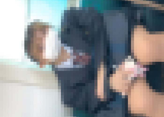 ﾊﾟﾝﾁﾗしながらｶﾒﾗ目線するJK　盗撮に気づいても怖くてなにもできない　驚きを隠せない表情