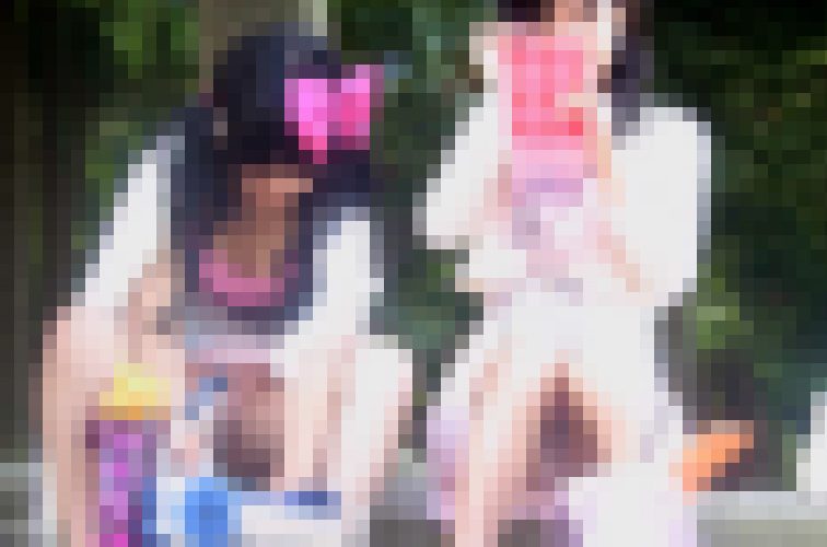 C・Kの油断した座りパンチラ