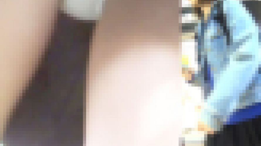 [★顔出し]パンチラ盗撮 女子大生 水色パンツを接近 追いかけ撮り