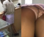 会社の美人後輩を店に呼んで受付逆さ撮り