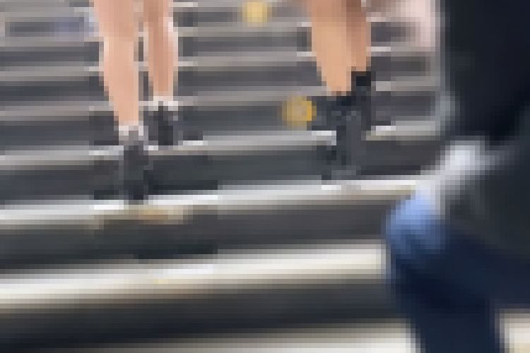 素人 061 ショートパンツ女子大生　ローアングルからの観察