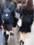 某大学の入学式のフォーマルママとピカピカスーツ女子大生のパンスト風景