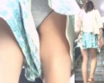 [★新作]パンチラ盗撮 モデル系女子 キュロットの股の隙間に見えた水玉パンツ