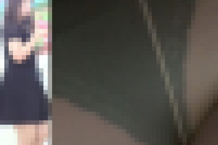 [★スカートめくり][★顔出し]パンチラ盗撮 超ミニスカギャル 黒のレース付きパンツを丸出しに