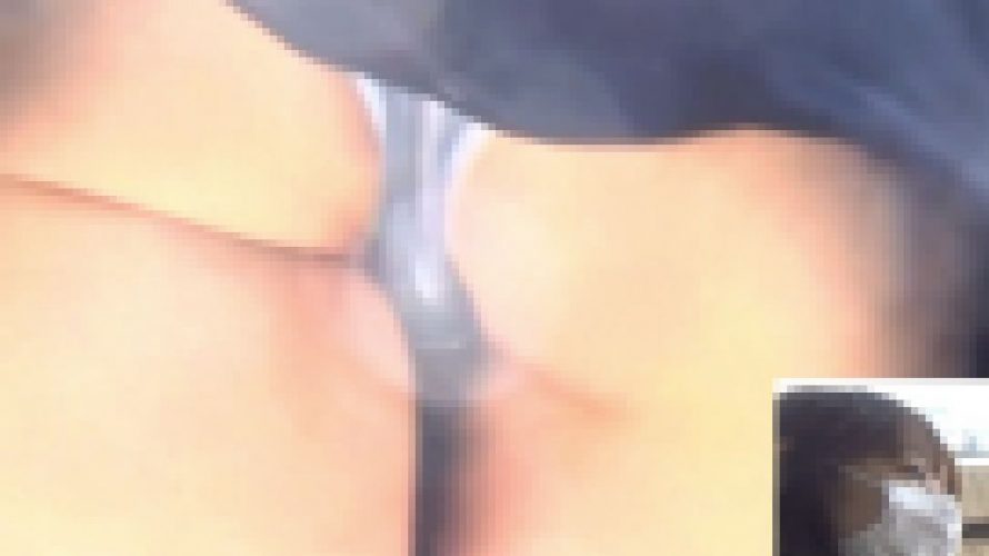 [★顔出し]パンチラ盗撮 女子大生 水色パンツに超接近 尻に食い込み