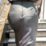 【サテン生地スカートを履いたデカ尻OL】通勤ラッシュ時のOLのセクシーなタイトスカートの後ろ姿【712】