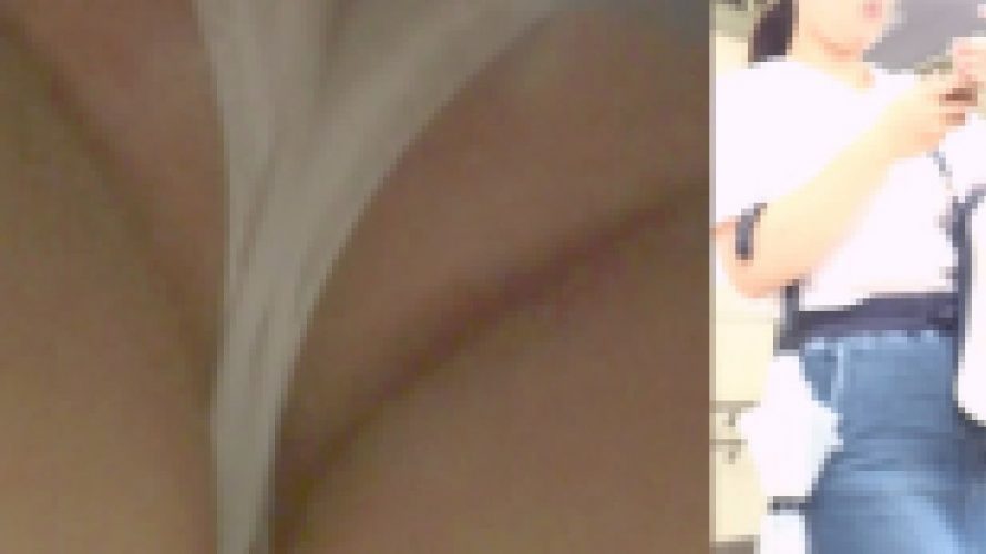 [★新作][★顔出し]パンチラ盗撮 OLさん 白パンツ強引撮影 カメラを手でスカートの中へ無理やり入れ込み