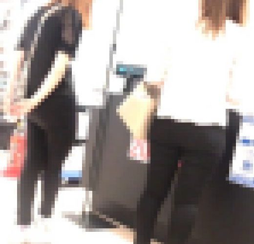 【熟女のお尻＆娘のお尻】ケツの形丸わかり黒スキニー　親子丼にはまだ早い？