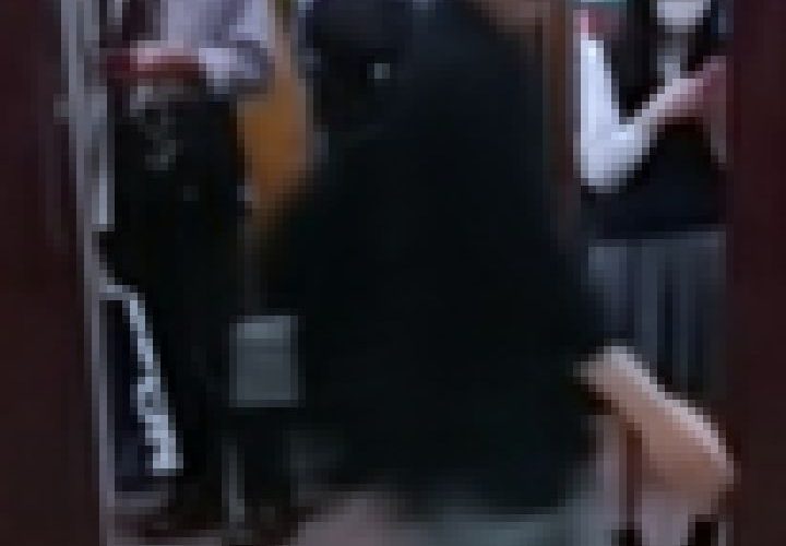 パンチラ盗撮 可愛らしいお嬢様JKちゃんのミニスカートの制服を逆さ撮り