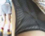 パンチラ盗撮 女子大生 白黒の縞パンツを一瞬のスキをついて接写