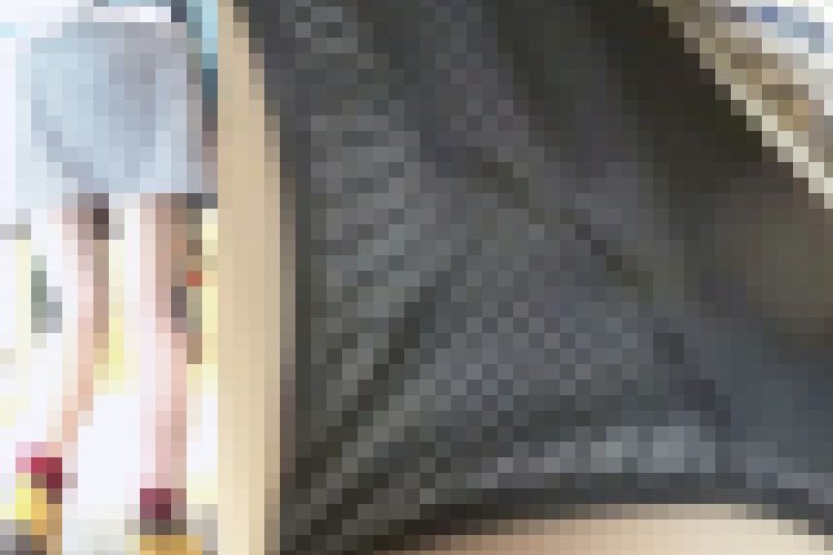 パンチラ盗撮 女子大生 白黒の縞パンツを一瞬のスキをついて接写