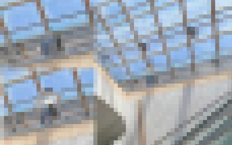 ガラス張りの斜め下からパンチラJK