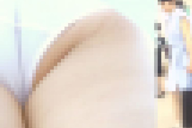 [★新作][★顔出し]パンチラ盗撮 女子大生 食い込み白パンツを接写