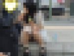 お座りお姉さん発見！！（ＦＨＤ）大変です！！パンツが見えてますよ５９