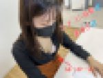 【胸チラ・パンチラ】21歳幼〇園の先生、エアコン故障で胸元パカパカ、ピンクの乳首丸出し。