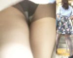 [★顔出し]パンチラ盗撮 OLさん 黒パンツを接近撮影