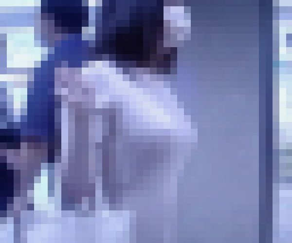若妻風の色っぽい美女が美爆乳突き出して猥褻ボディを見せつけながら歩いてます