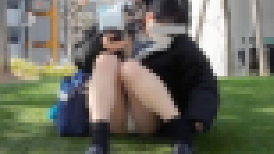 【青チェ】童顔JKの座りパンチラ　純白の割れ目くっきり