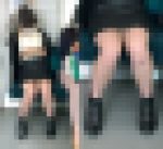 お母さんが隣にいるのに全身を盗撮されたミニスカ女子大生