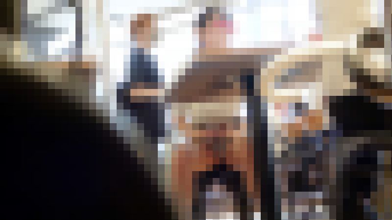 机下の純白パンチラ。彼氏の横で無防備な下半身。フードコート観察【高画質/望遠】Vol.17