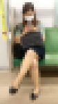 健康的な美脚を組んで会社から帰宅するOLさん