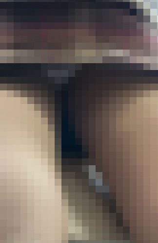 大股開きで白パンがモロ見えJD