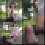 黒ストッキングを履いた足をくねくねさせます