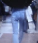 清楚系美少女がタイトデニムを引っ張り上げながら尻肉の割れ目に食い込ませて歩く姿がエロすぎる