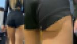 ホットパンツからこぼれる尻肉と浮き出るパンティーライン！！