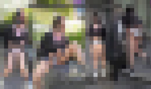 【縦型動画】制服ミニスカ娘が路上で生パンツ丸出し！ 野外露出の緊張と興奮で股間濡れちゃった・・・