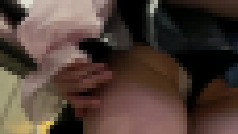 大事なところがポロリ！！見せパンから純白のパンティーが・・・