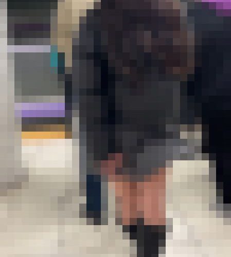 スタイル抜群JDさん　必死にミニスカを押さえる