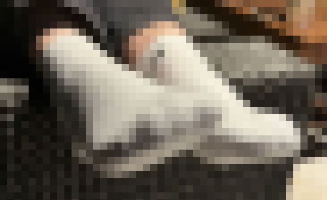 人懐っこい可愛い子のナイキスニーカーと白靴下足裏