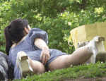 公園パンチラ１４　気になるパンティーの食い込みをカレシの横でこっそりお直し?