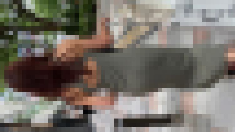 薄手のワンピースから浮き出るＴバックのパンティーライン。