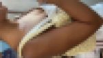 こんがりと日焼けすた巨乳ギャルの胸チラ谷間動画。
