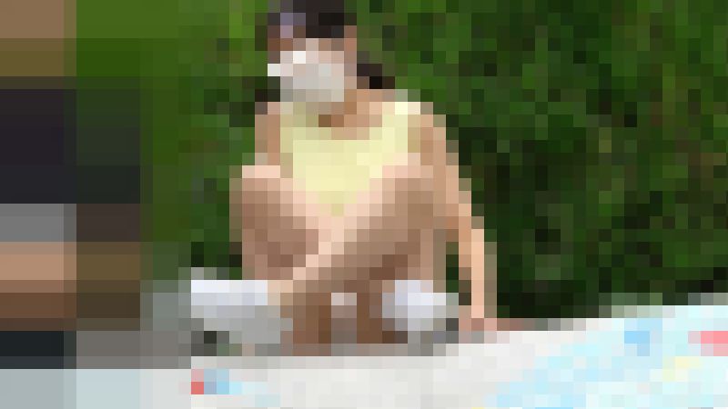 爽やかな夏空の下、お友達？とゲームに夢中な女の子の魅惑の股中の白