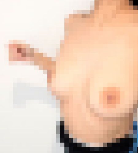 高校水泳部のロッカー盗撮。巨乳生徒が半裸でストレッチを始める