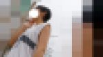 バス停で出会ったスマホゲームに夢中な女子のぷっくり胸を覗く
