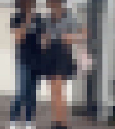 雨に濡れるミニスカートの美少女の全身を遠距離から観察