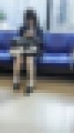 素朴で普通の女性の全身を前から観察