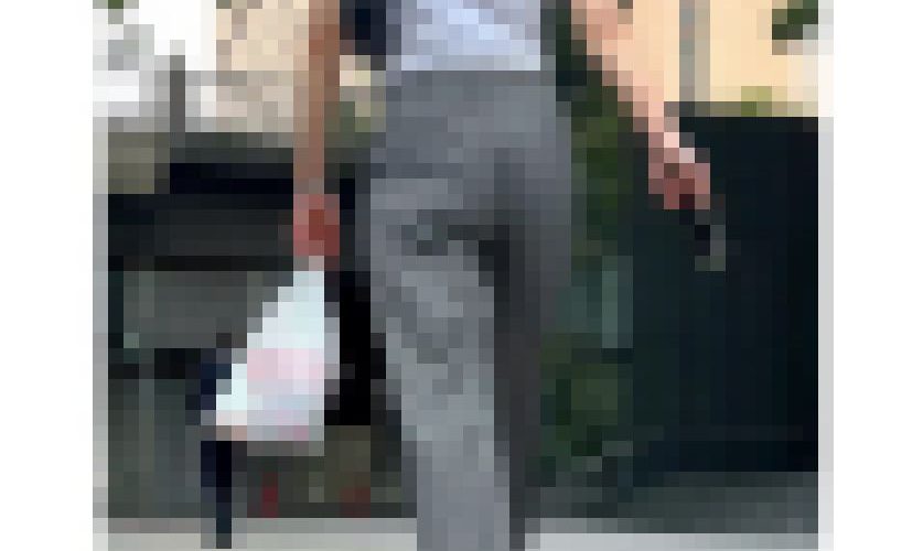 【399】夏のオフィス街を歩くグレーパンツのOLさん、終始ムニムニ。