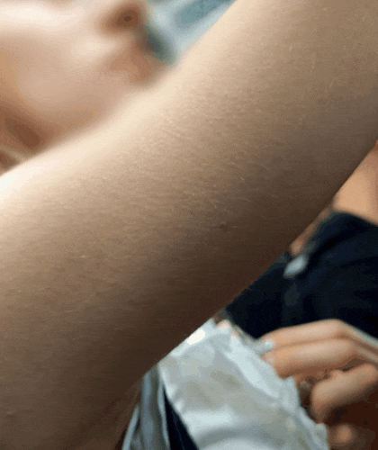 ブロンド美女の汗染みジョリ腋