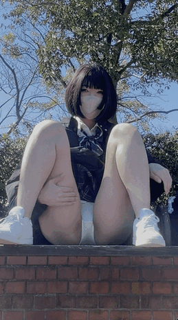 170cm長身女子が超ミニスカ制服で見せつけ公園お散歩