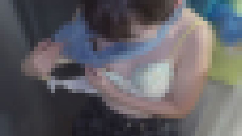 [ワクチン接種]ブラホックが外れてて着替えに戸惑いながら乳首がぽろっと[胸チラ]