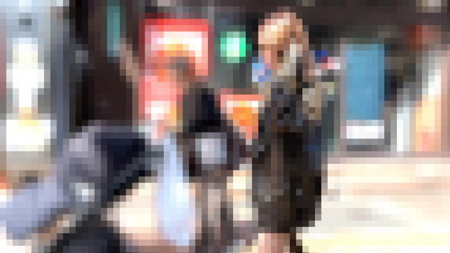 【４K・高画質】#53 ペンギン歩きで階段登るニットショーパン娘の気になるお股の隙間