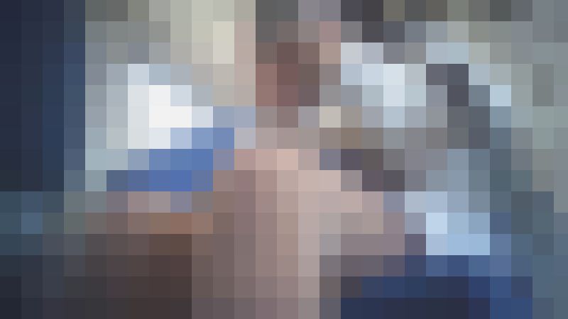 電車でおでかけ女子の脚を至近距離で眺める動画